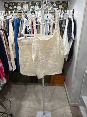 Skims lounge set (2peices) size
1/xl Super Soft